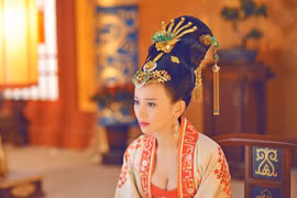 Hoàng hậu tài sắc: Được 2 Hoàng đế sủng ái nhưng mất mạng vì... trai đẹp 
