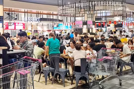 Hình ảnh trung tâm thương mại ở Hà Nội đông nghẹt người dịp lễ 