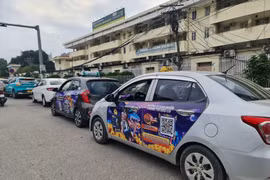Hà Nội: Taxi dán quảng cáo website cờ bạc trực tuyến khắp xe