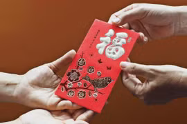 Mới hẹn hò đã đòi bạn trai lì xì Tết bố mẹ tiền “khủng” 