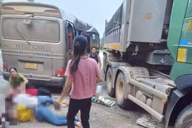 Nhiều công nhân văng ra cửa ôtô khách sau va chạm với xe tải