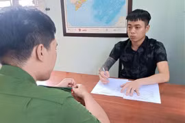 Tạm giữ thanh niên cầm súng xông vào quán cà phê bắn người