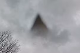 UFO tam giác đen khổng lồ lọt vào ống kính Google Street View