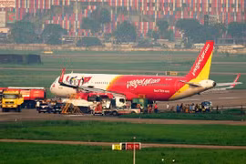 Cận cảnh màn "giải cứu" máy bay Vietjet Air bằng... công cụ thô sơ