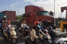 Nằm dưới gầm sửa xe, tài xế bị xe container đâm tử vong