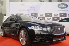 Chiêm ngưỡng hình ảnh siêu xe JaguarXJL V8 mới về Hà Nội