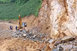 Hai bố con đi làm về bị đá lăn xuống đường đè chết thương tâm ở Hà Giang