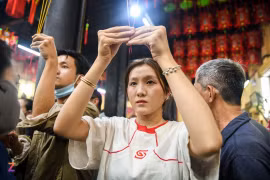 Xô đẩy bốc tro tại miếu Bà Thiên Hậu trước rằm tháng Giêng