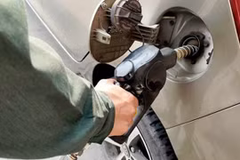 Giá xăng hôm nay 25/4: Đồng loạt tăng giá?