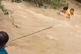 Giải cứu nhóm trẻ bị mắc kẹt giữa dòng nước xiết ở Ninh Thuận