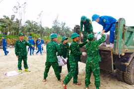  Huế căng mình thu gom hàng trăm tấn dầu vón cục