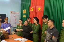 Bắt cặp vợ chồng “hờ” làm giả giấy phép lái xe máy ở Huế