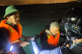 Bình Thuận: Cứu sống du khách nước ngoài gặp nạn trên biển 