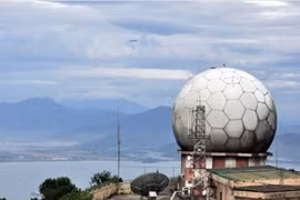 'Soi' đồ bảo hộ ấn tượng của dàn radar biển đảo Việt Nam 