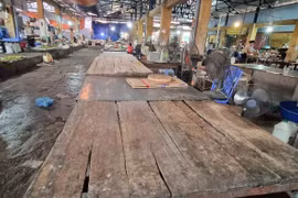 Hà Nội: Chợ dân sinh, siêu thị “cháy hàng” trước siêu bão Yagi