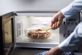Hâm nóng thực phẩm bằng lò vi sóng nhớ kỹ những điều này