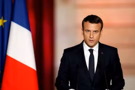 Video: Lính Pháp ngất xỉu sau khi Tổng thống Macron phát biểu