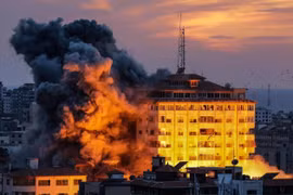 Chiến dịch “Thanh kiếm sắt” của Israel bắt đầu, dân Gaza sơ tán