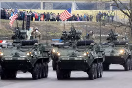 Vũ khí NATO tràn ngập thị trấn cách biên giới Nga 300m