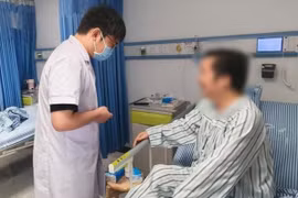 Mê ăn cua sống, người đàn ông choáng váng khi thấy thứ này trong người 
