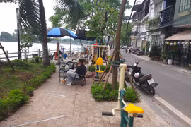 Hàng quán “bao vây” khu tập luyện thể thao