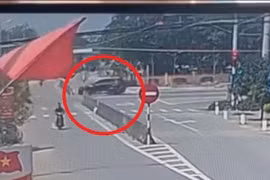 Ô tô phóng vun vút gây họa kinh hoàng cho nữ tài xế