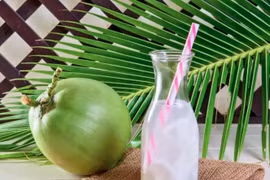 Những lợi ích của việc uống nước dừa nguyên chất trong mùa hè