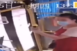 Video: Cô gái đạp cửa, tấn công tài xế xe buýt vì lỡ điểm xuống