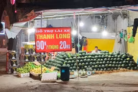 Chuối 5.000 đồng, thanh long 4.000 đồng/kg chất đống đầy vỉa hè