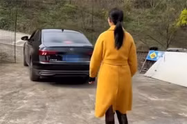 Con rể không vào nhà bố vợ suốt 8 năm 