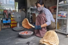 Tất bật đến đêm vẫn không đủ bánh đa bán Tết Nguyên đán