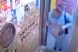 Video: Mải nhìn điện thoại, chàng trai suýt gặp tai nạn thang máy