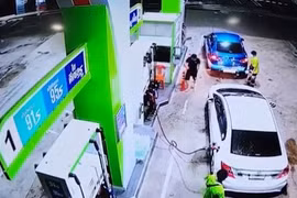 Đối tượng ngáo đá hung hăng chạy vào cây xăng cướp xe ô tô