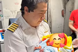 Hy hữu, em bé chào đời khi máy bay đang trên bầu trời