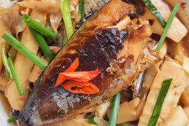 Kho cá với củ mọc ở bờ tre này, đảm bảo ăn là mê