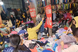 Đổ xô đi lùng quần áo chống rét, chợ SIDA Hà Nội đông nghịt