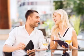 Bạn tranh trả tiền ăn, tôi không thể thốt được 1 lời