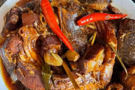 Kho cá bằng nồi gang bếp củi, cho thêm thứ này ngon khó cưỡng