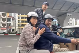 NSND Lan Hương kể chuyện "ngồi bán tải quay cảnh chạy xe máy" 