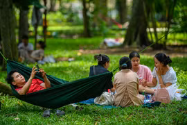 Chơi lễ, người dân dựng lều ngủ la liệt trong Thảo Cầm Viên