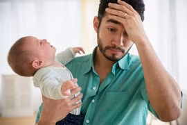 Đàn ông trầm cảm sau khi vợ sinh con