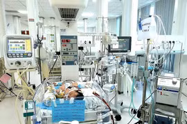 Hít phân su trong bụng mẹ, bé sơ sinh nguy kịch