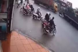 Video: Tránh đại nạn cho xe máy, container tông kinh hoàng xe tải