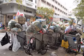 Hà Nội: Rác ngập mặt, công nhân “ngóng” cầu lấy xe đi làm