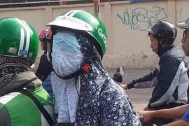 Muôn kiểu đeo khẩu trang cực bá đạo của hội chị em