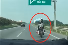 Ngồi xe máy kiều "lạ", cặp đôi khiến CĐM “toát mồ hôi lạnh“