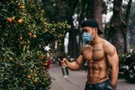 Hết "Mai An Tiêm" bán dưa, hội chị em mẩn trai đẹp bán quất