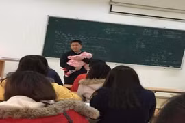 "Thầy giáo tốt nhất Vịnh Bắc Bộ" bế con cho học trò làm bài thi