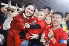 ĐT Việt Nam vô địch AFF Cup, nhan sắc vợ "đội trưởng" chiếm sóng