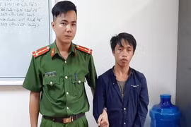 Hàng chục cảnh sát vây bắt nghi phạm cuồng sát vợ